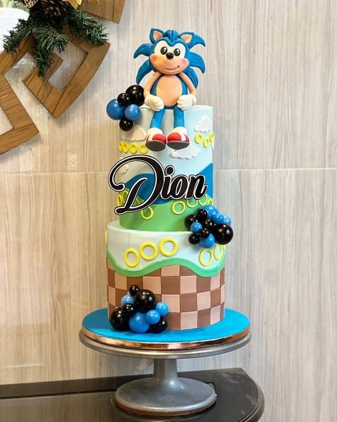 Birthday cake with a so nic blue theme