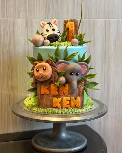 Birthday cake with a jungle theme
