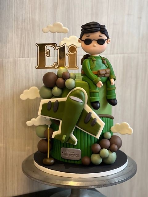 Birthday cake with a pilot theme