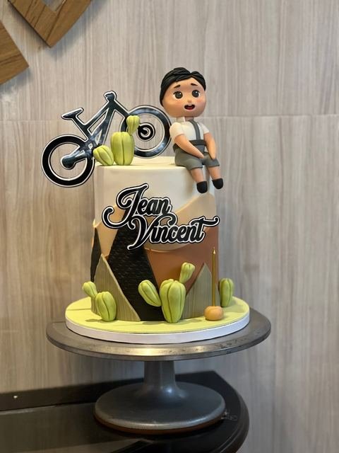 Birthday cake with a bicycle theme