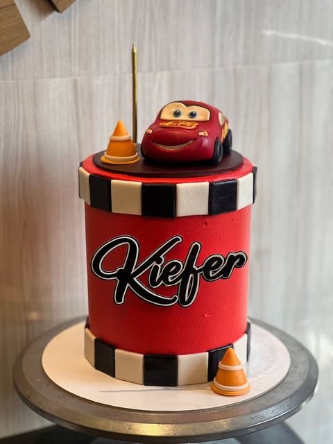 Birthday cake with a car theme