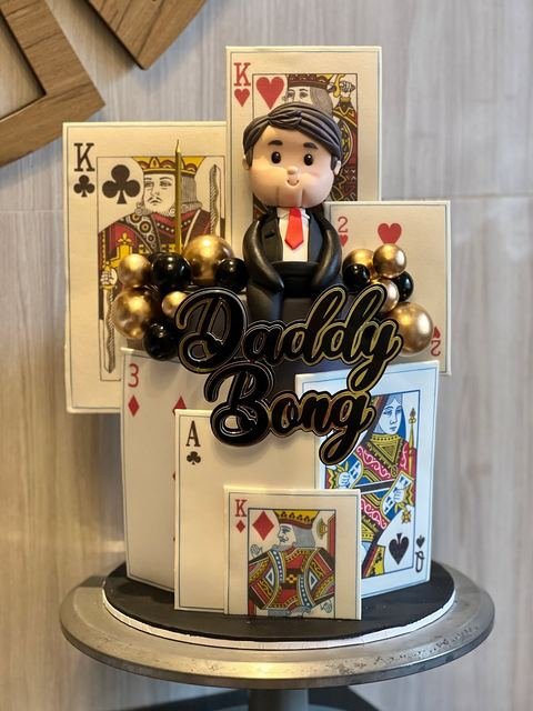 Birthday cake with a cards king queen theme