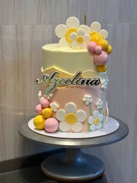 Birthday cake with a daisy balloons theme