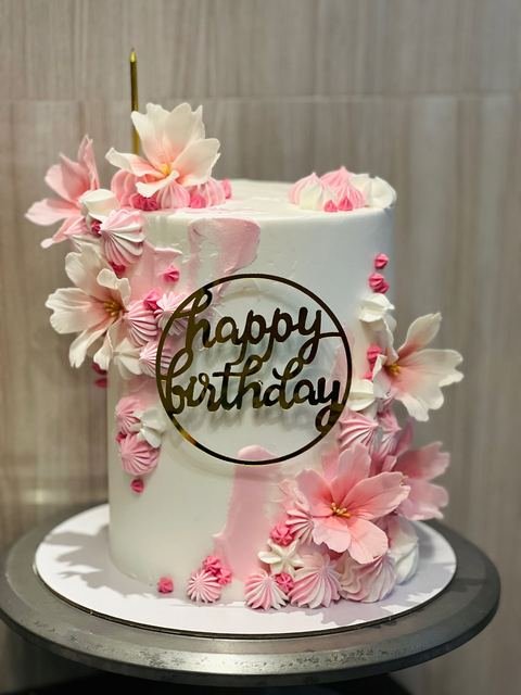 Birthday cake with a floral theme