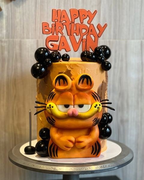 Birthday cake with an orange cat theme
