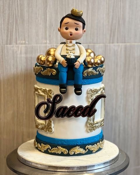Birthday cake with a royal theme