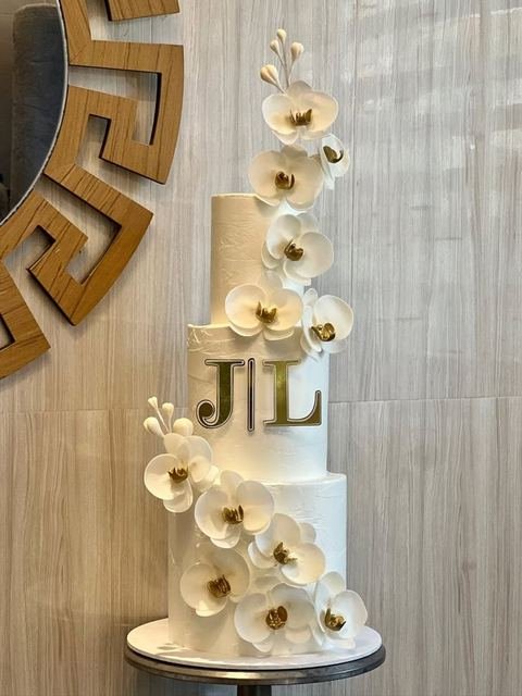 Four tier wedding cake, full view