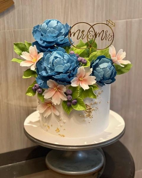 Wedding cake, blue and white peonies floral design