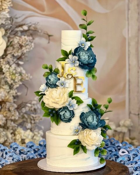 Wedding cake, blue and white floral design