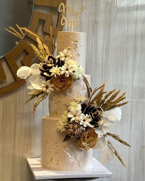 Wedding cake, regal gold and brown design